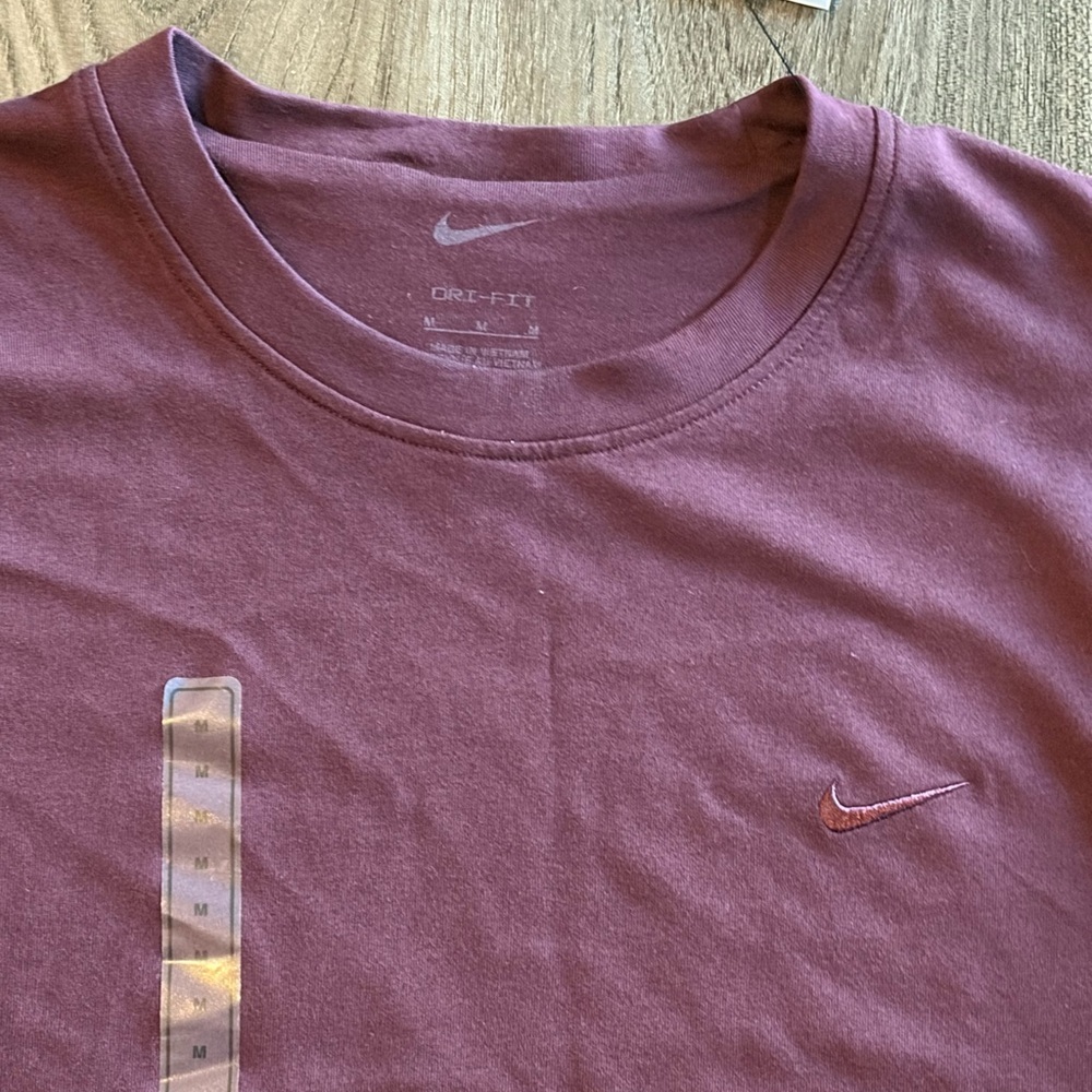NWT - Nike Men's Burgundy Dri-FIT Training Tshirt - Size medium - Picture 3 of 3